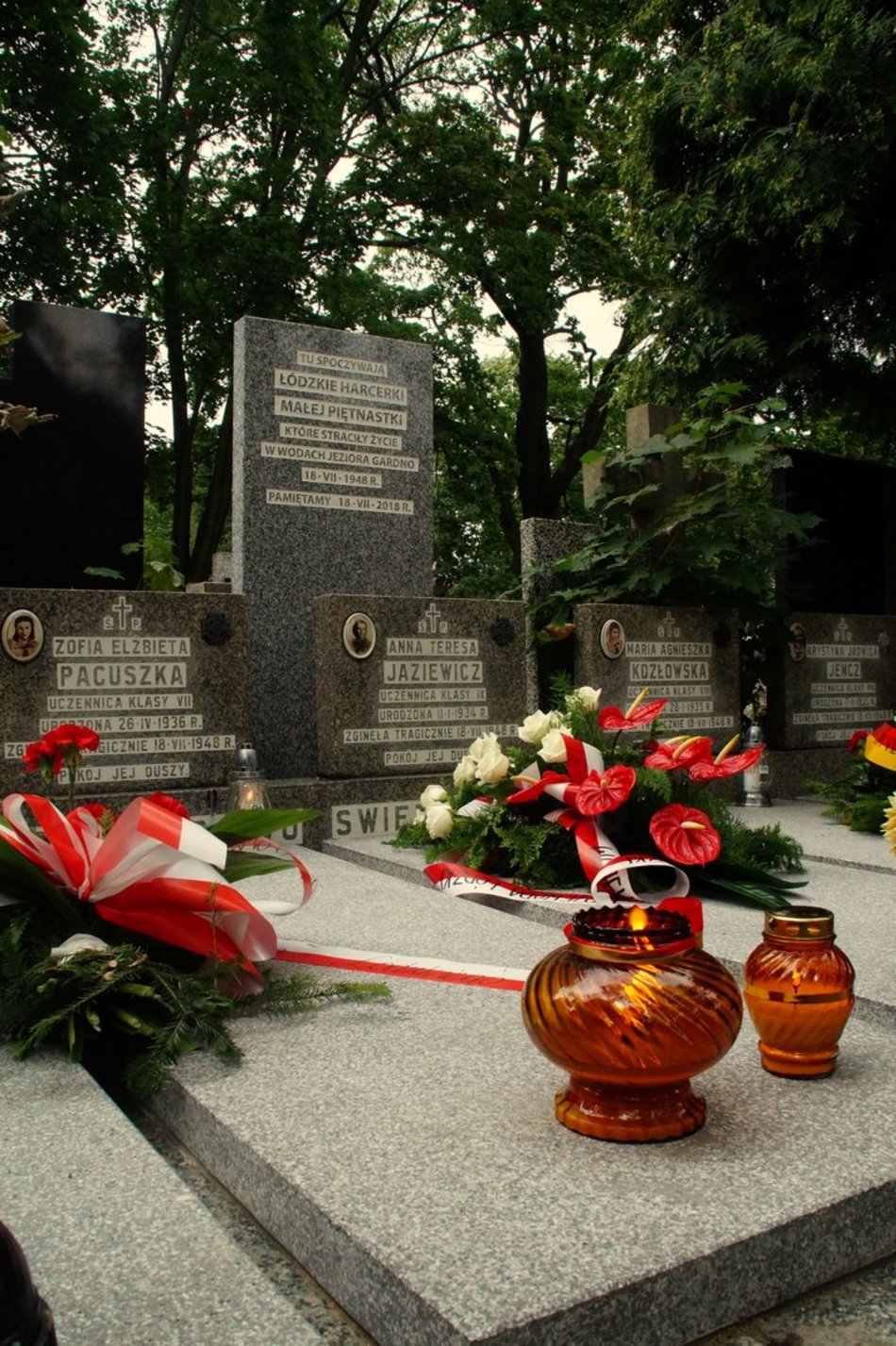 Nagrobek upamiętniający harcerki na Starym Cmentarzu