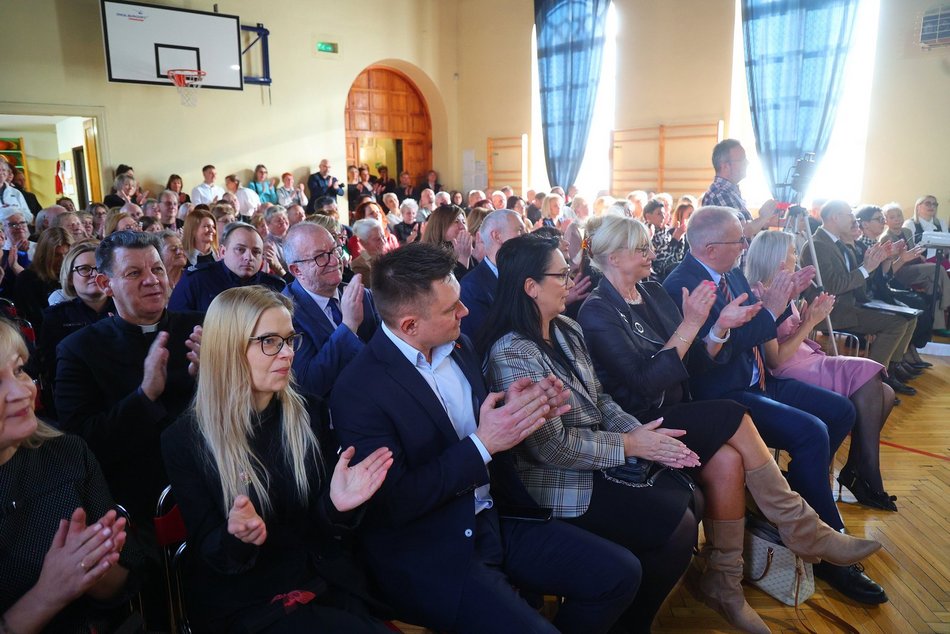 Łódź. Jubileusz w Szkole Podstawowej nr 42 w Łodzi. Huczne obchody z okazji 100-lecia
