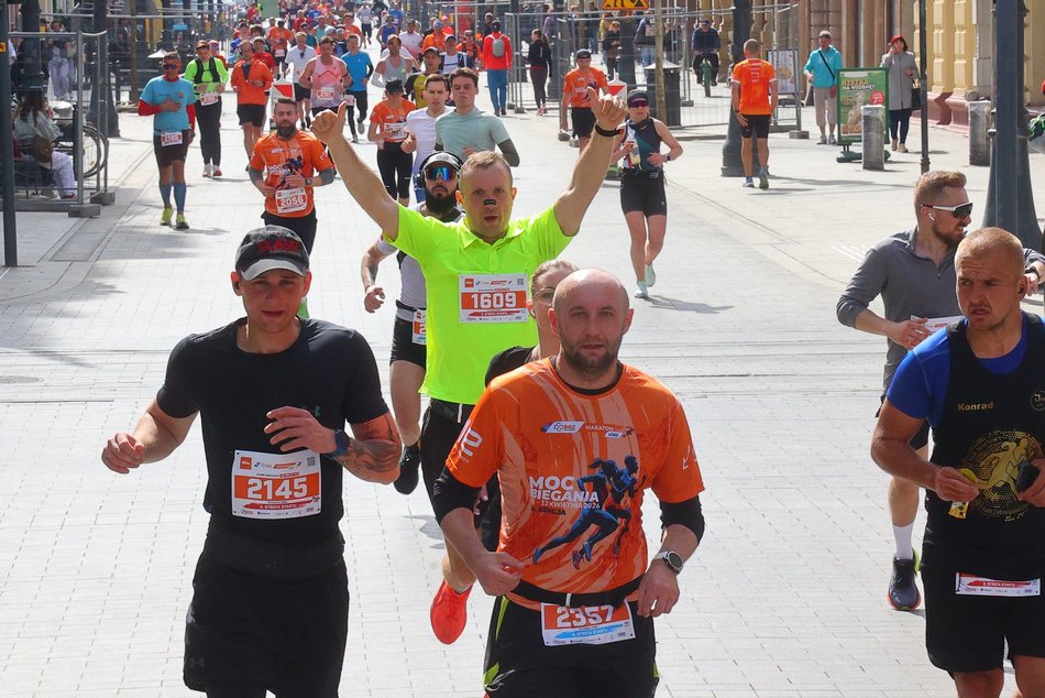 Łódź. DOZ Maraton Łódź 2026. Brałeś udział w biegu? Odszukaj się w galerii i zapisz na pamiątkę!