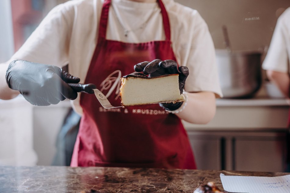 Nowa kawiarnia w Łodzi. Mama sernik i kruszonka to królestwo serników baskijskich