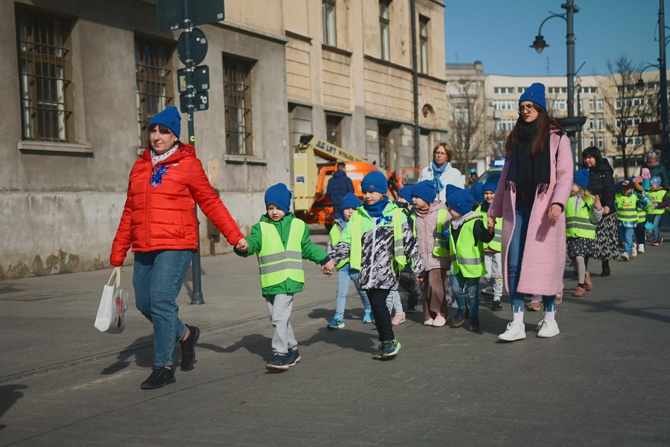 Łódź. Światowy Dzień Autyzmu. Przedszkolaki przemaszerowały Piotrkowską!