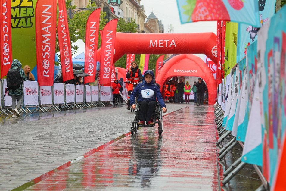 Mini Bieg Ulicą Piotrkowską w Łodzi w deszczu. To nie zepsuło jednak imprezy