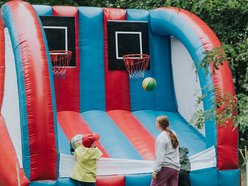 Łódź. „Czwartki na wesoło" z MOPS Łódź. Gry, zabawy, warsztaty, dmuchańce i przekąski