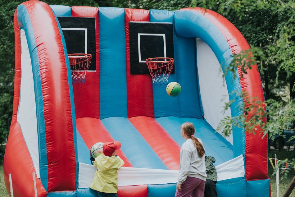 Łódź. „Czwartki na wesoło" z MOPS Łódź. Gry, zabawy, warsztaty, dmuchańce i przekąski