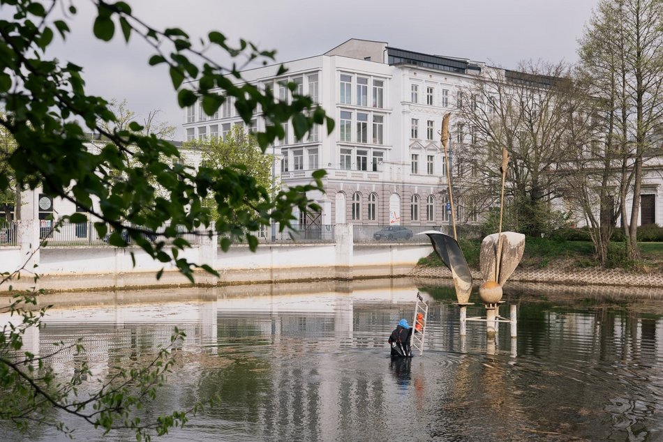 Łódź. Demontują fontannę w Parku Reymonta