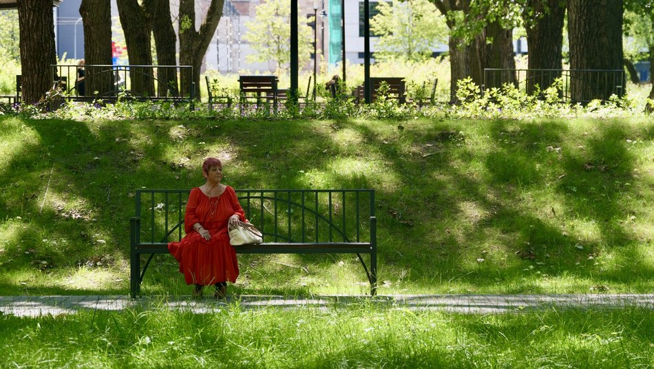 Łódź. Park Staromiejski w letnim wydaniu. Rowerzyści, dzieci i spacerowicze z pieskami