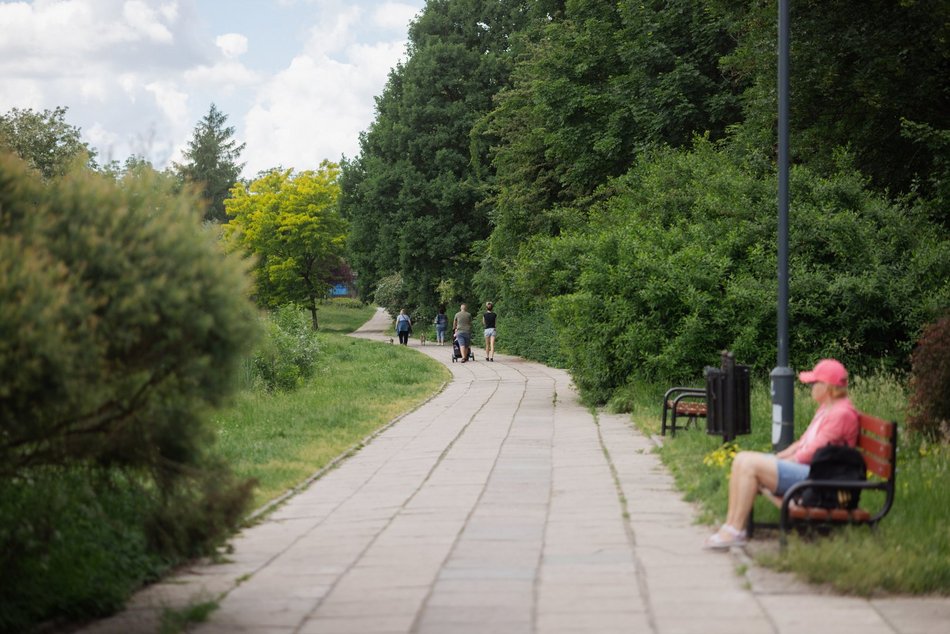 Łódź. Łodzianie spędzają czas wolny w Parku Helenów i Parku Podolskim w Łodzi. Sport i chillout