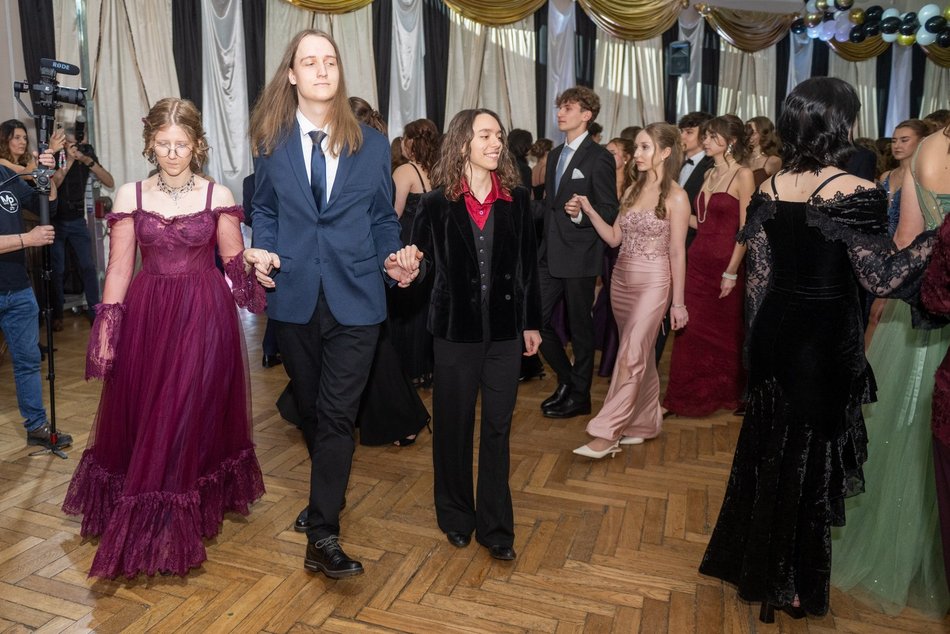 Łódź. Studniówka XXVI LO w Łodzi. Ależ oni zatańczyli... i jak pięknie wyglądali!