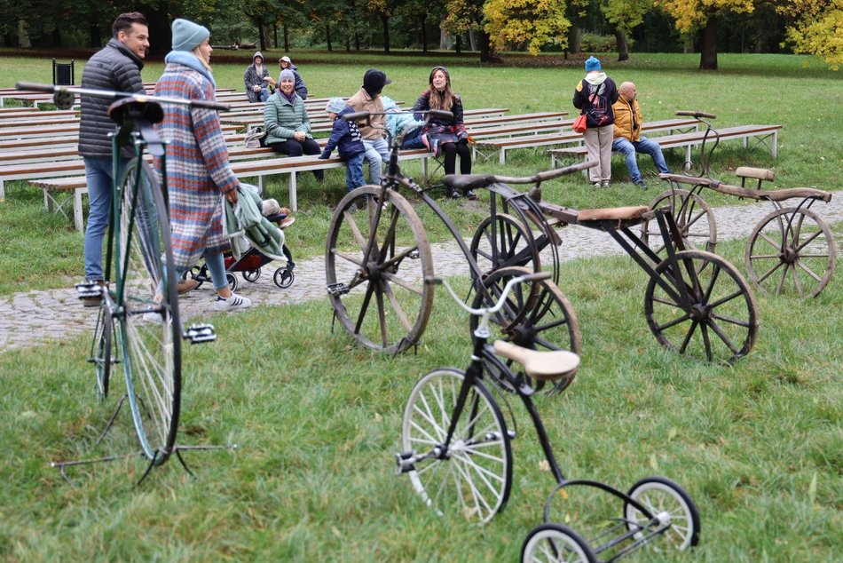 Pokaz rowerowy w parku Julianowskim