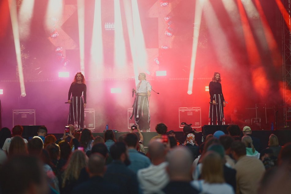 Sw@da x Niczos wystąpili na Great September 2025 w Łodzi. Koncert w pasażu Schillera