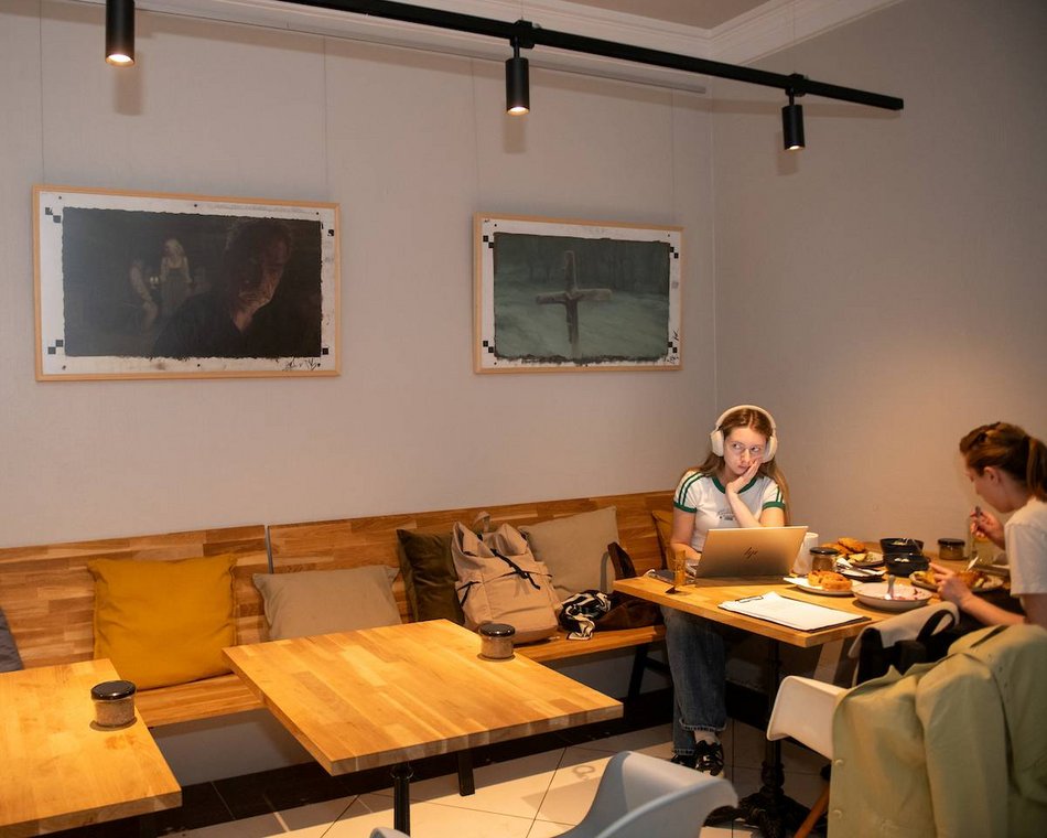 Łódź. Wyjątkowa wystawa na Piotrkowskiej w Łodzi. Zobacz oryginalne obrazy z filmu "Chłopi"