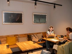 Łódź. Wyjątkowa wystawa na Piotrkowskiej w Łodzi. Zobacz oryginalne obrazy z filmu "Chłopi"