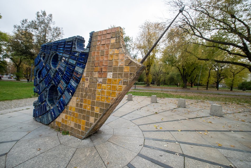 Rzeźba Całoroczny zegar słoneczny w parku Staromiejskim