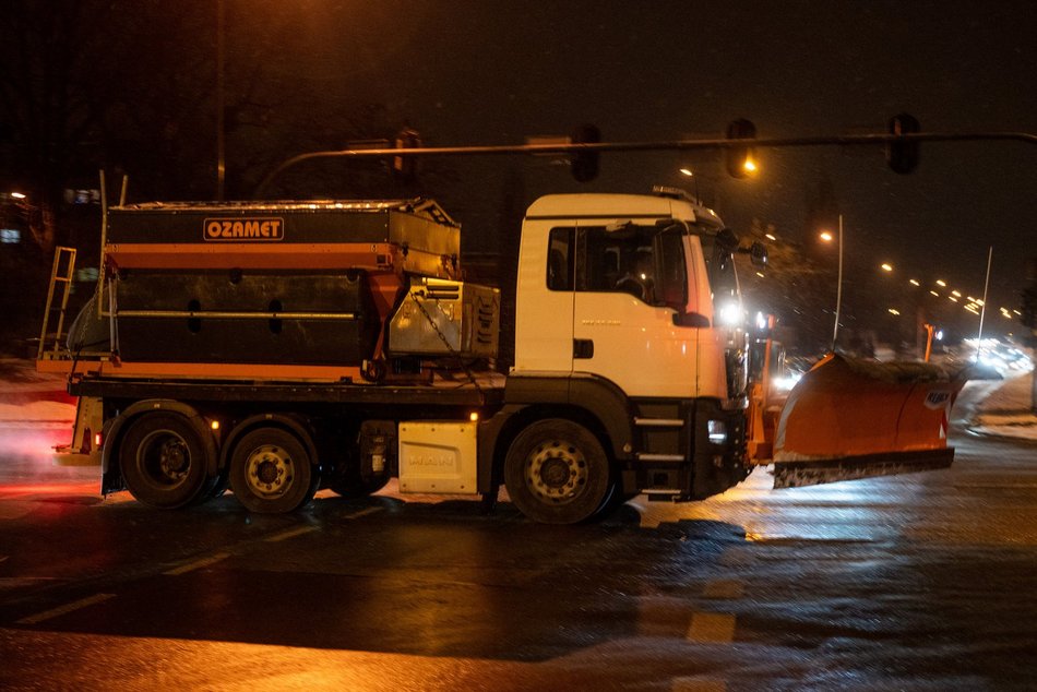 Łódź. Drogowcy walczą z gołoledzią