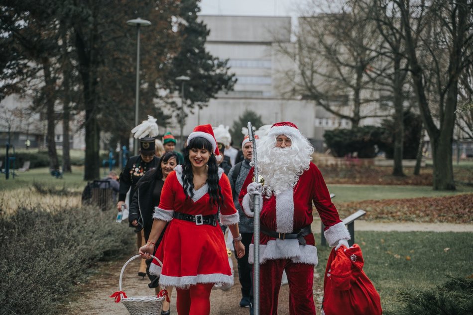 Łódź. Tradycja podtrzymana! Górnicy z Bełchatowa oddali krew i odwiedzili dzieci w Szpitalu Matki Polki w Łodzi