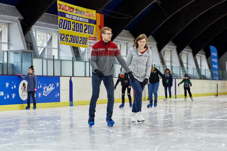 Łódź. Sezon na łyżwy w Łodzi trwa w najlepsze. Miejskie lodowiska MOSiR czekają na odwiedzających
