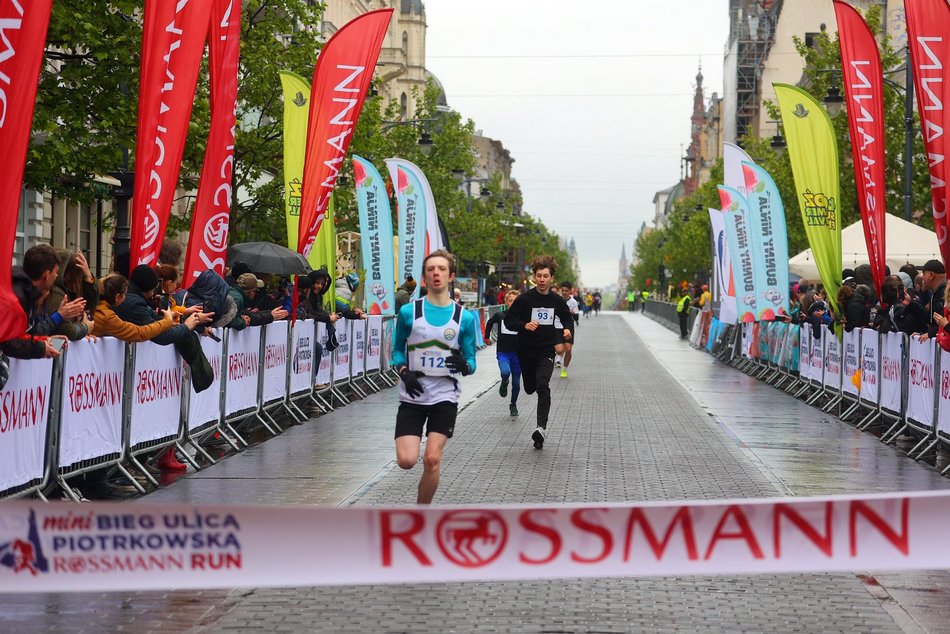 Mini Bieg Ulicą Piotrkowską w Łodzi w deszczu. To nie zepsuło jednak imprezy