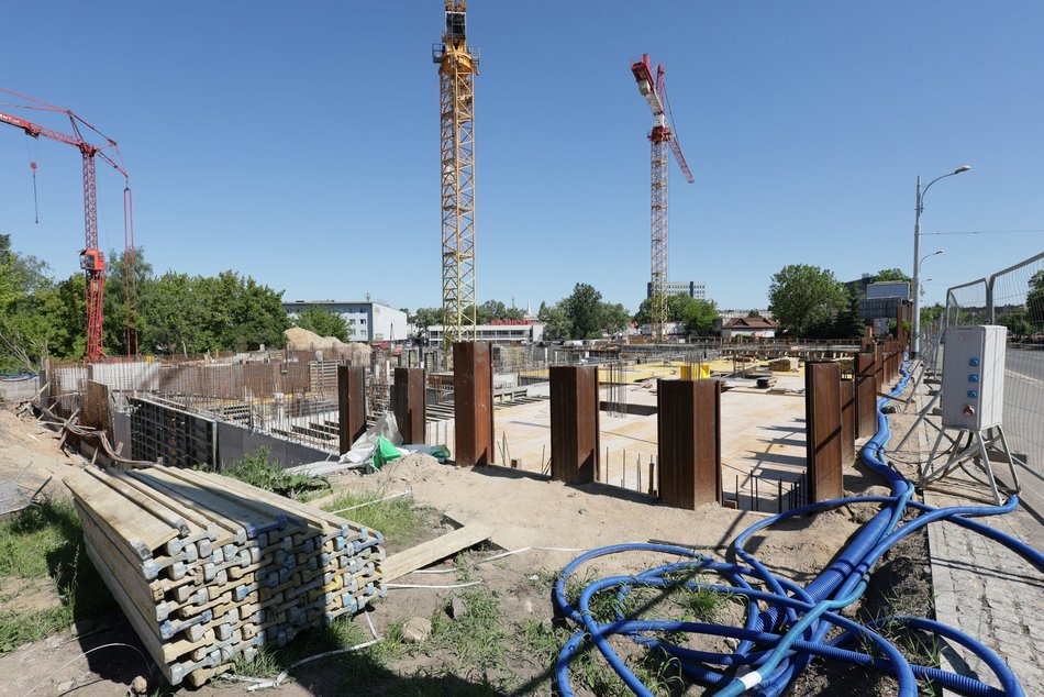 Łódź. Ekspresowa budowa mieszkań miejskich przy Pabianickiej. Powstał garaż, trwa wznoszenie pięter!