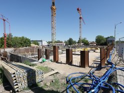 Łódź. Ekspresowa budowa mieszkań miejskich przy Pabianickiej. Powstał garaż, trwa wznoszenie pięter!
