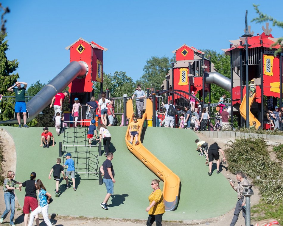 Łódź. Plac zabaw w parku na Zdrowiu