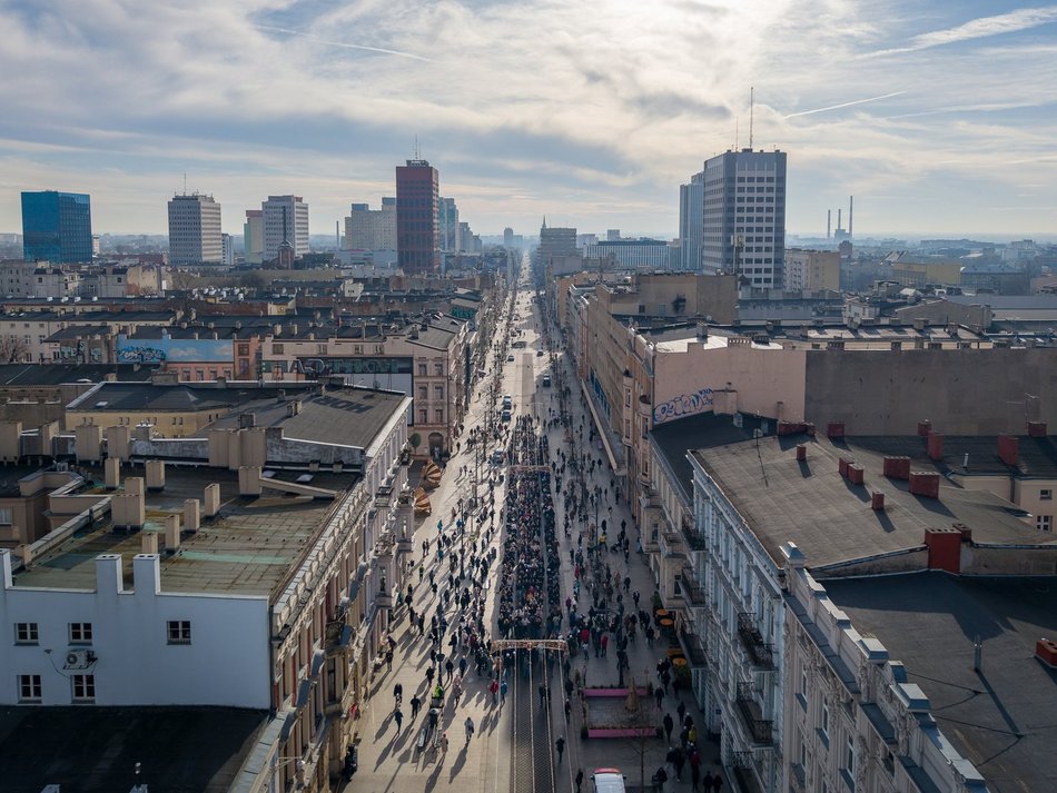 Łódź. Polonez dla Łodzi. Tłumy maturzystów zatańczyły na Piotrkowskiej. Razem z nimi łodzianie!