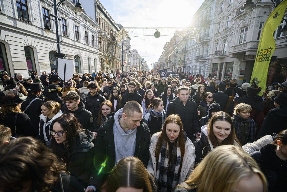 Łódź. Polonez dla Łodzi. Tłumy maturzystów zatańczyły na Piotrkowskiej. Razem z nimi łodzianie!