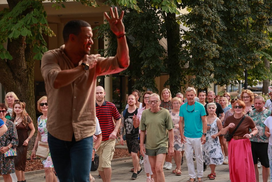 Łódź. Niedzielna potańcówka przy Piotrkowskiej. Łodzianie potrafią się bawić!