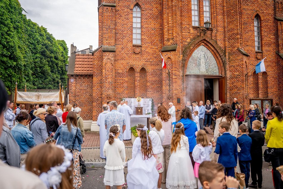 Łódź. Boże Ciało w Łodzi. Procesja z kościoła Matki Boskiej Zwycięskiej przeszła ulicami miasta