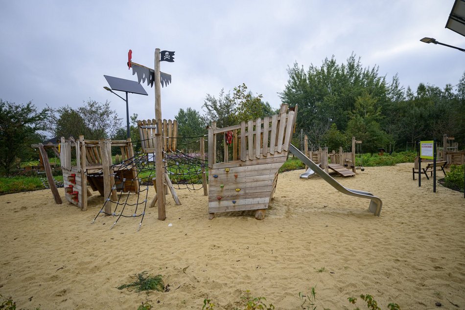 Odkryj nowy plac zabaw na Złotnie w Łodzi. Powstał w stylu naturalnych bawialni