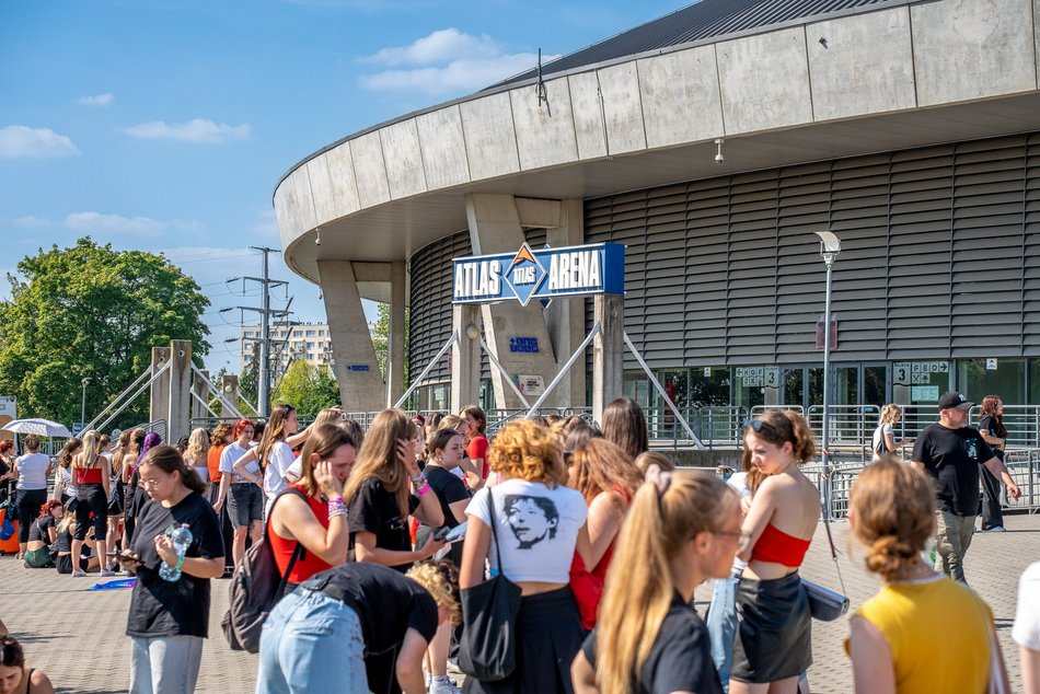 Tłumy fanek Louisa Tomlinsona przed Atlas Areną