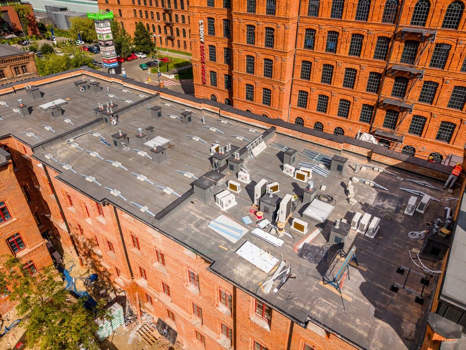 Montują fotowoltaikę na famułach przy Ogrodowej w Łodzi