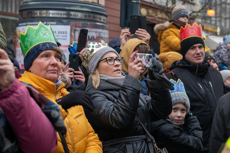 Orszak Trzech Króli w Łodzi. Tłumy łodzian świętowały w kolorowym pochodzie [ZDJĘCIA]