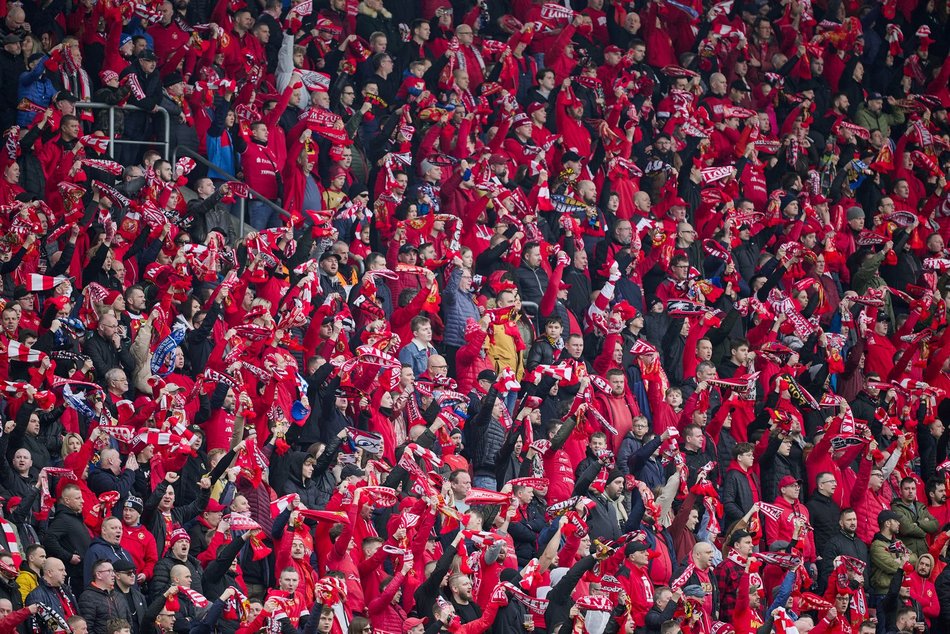 kibice na trybunach stadionu