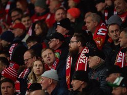 zdjęcia kibiców na trybunach