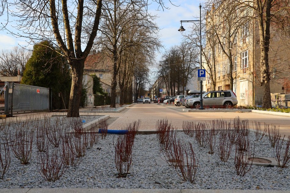 Najdłuższy woonerf w Łodzi gotowy! Na Strzelców Kaniowskich trwają ostatnie prace wykończeniowe