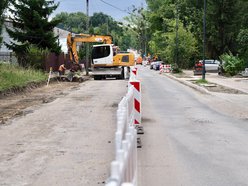 Łódź. Remont Źródłowej w Łodzi. Powstaje nowy chodnik i miejsca parkingowe