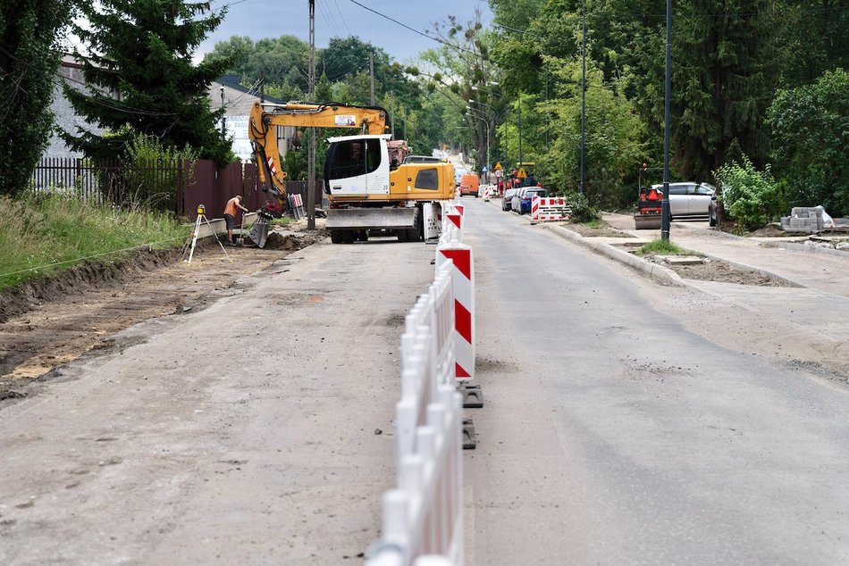 Łódź. Remont Źródłowej w Łodzi. Powstaje nowy chodnik i miejsca parkingowe