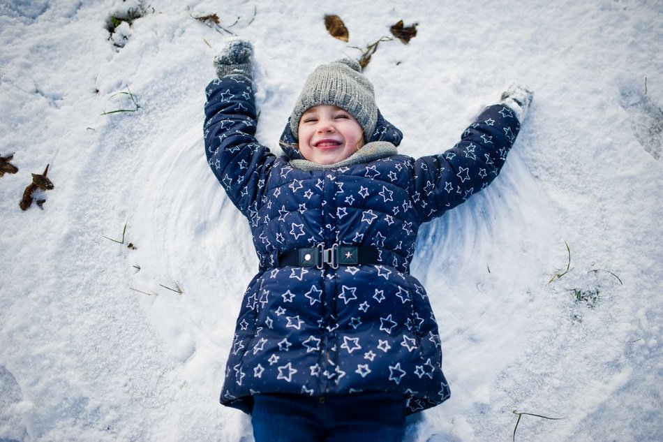 [Translate to Ukraiński:] dziewczynka na śniegu