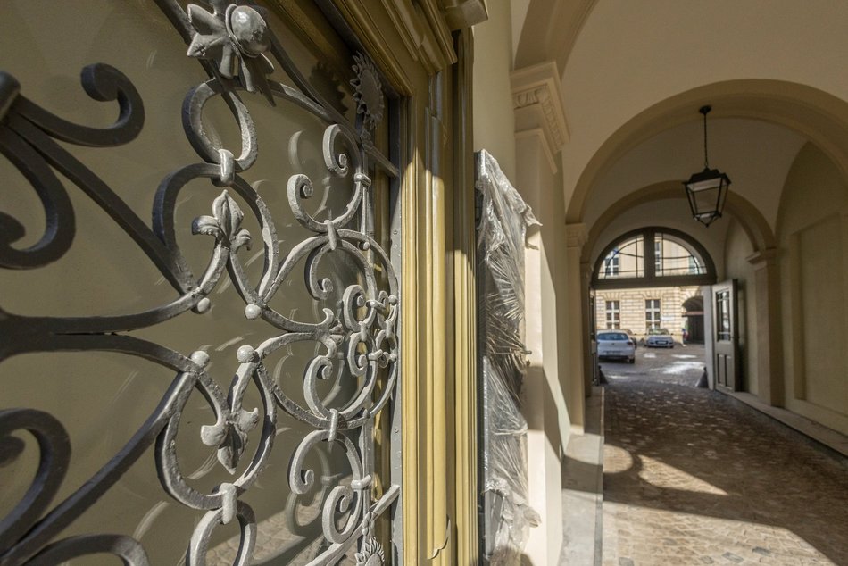 Finał remontu IV LO w Łodzi. Zabytkowy gmach odzyskał swój dawny blask