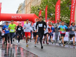 Mini Bieg Ulicą Piotrkowską w Łodzi w deszczu. To nie zepsuło jednak imprezy