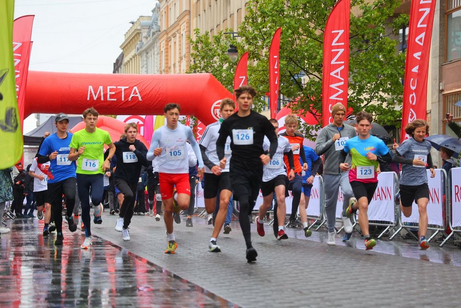 Mini Bieg Ulicą Piotrkowską w Łodzi w deszczu. To nie zepsuło jednak imprezy