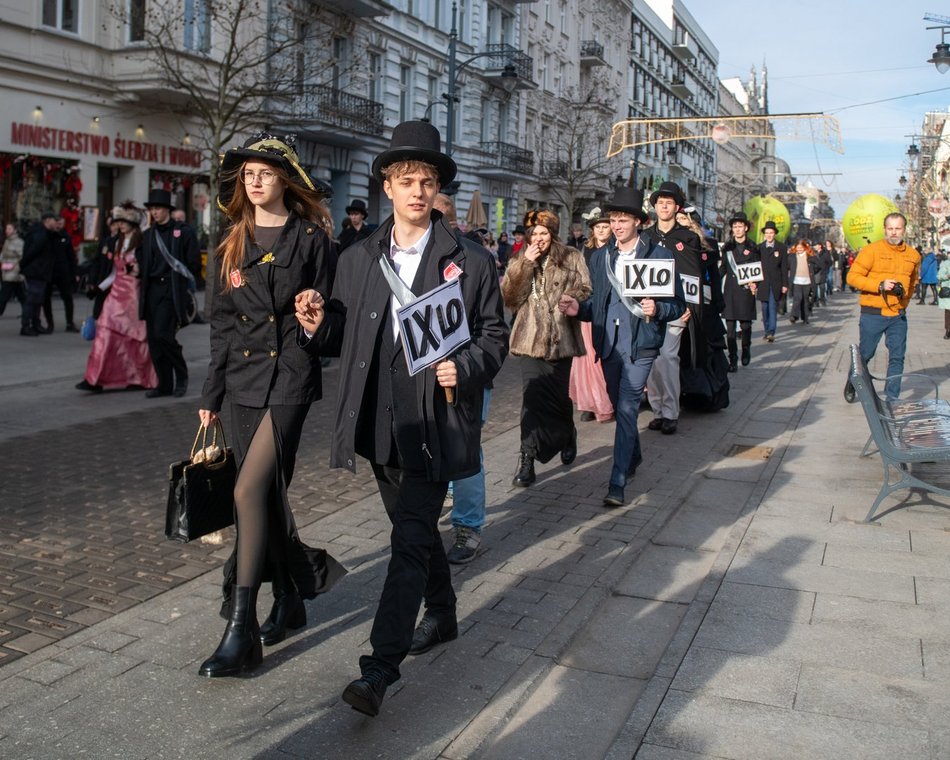Łódź. Polonez dla Łodzi. Tłumy maturzystów zatańczyły na Piotrkowskiej. Razem z nimi łodzianie!