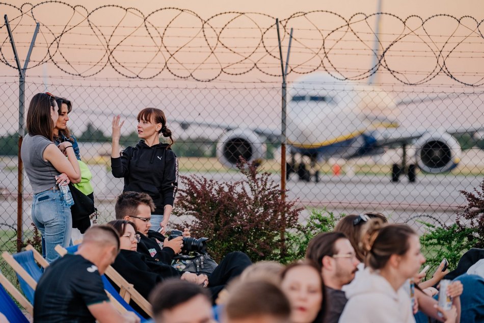 Łódź. „Polówkowy Bifor” na lotnisku w Łodzi. Tłumy Łodzian i James Bond na wielkim ekranie