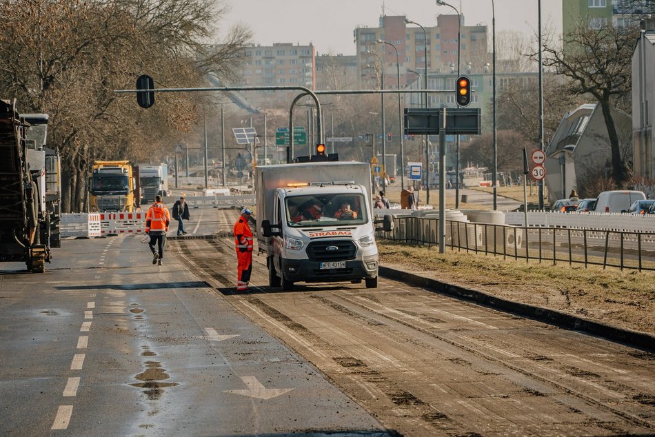 Remont Broniewskiego w Łodzi ruszył pełną parą. Drogowcy pracują nad nowym torowiskiem