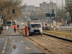 Remont Broniewskiego w Łodzi ruszył pełną parą. Drogowcy pracują nad nowym torowiskiem