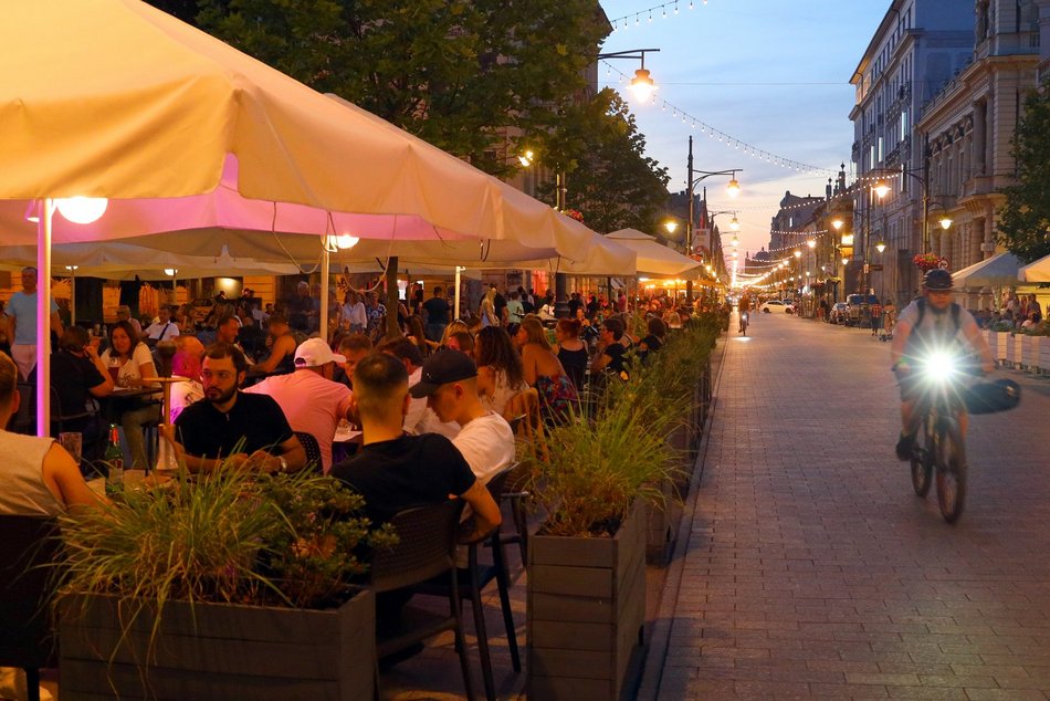 Tłumy na ulicy Piotrkowskiej w Łodzi