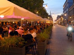 Tłumy na ulicy Piotrkowskiej w Łodzi