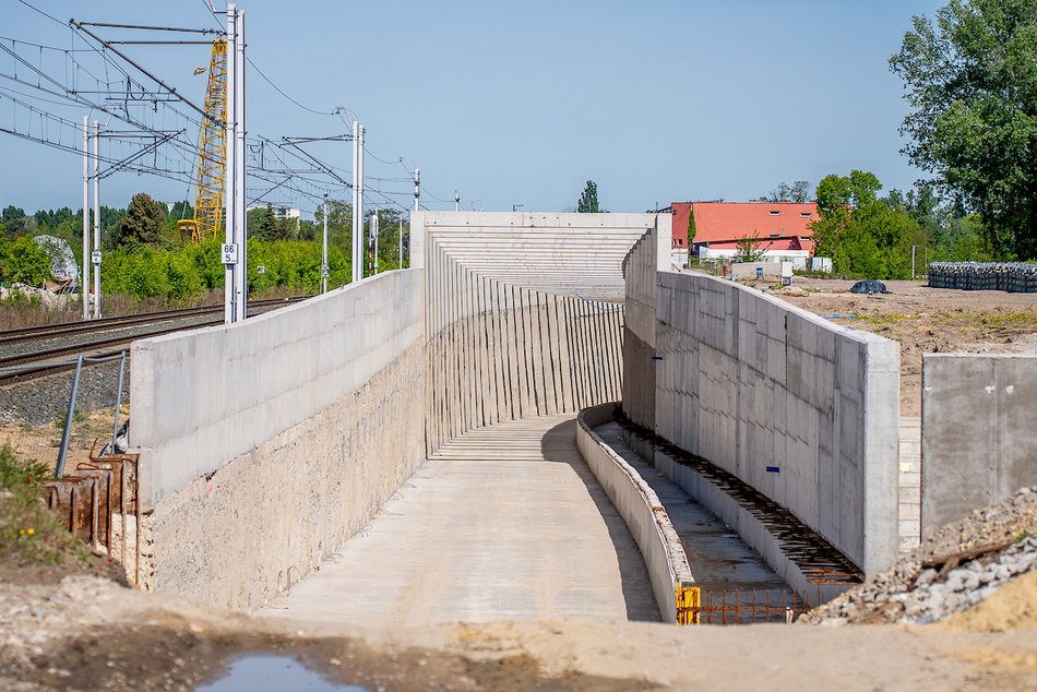 Łódź. Tunel pod Łodzią. Na stacji Łódź Koziny powstają już perony i stropy przystanku