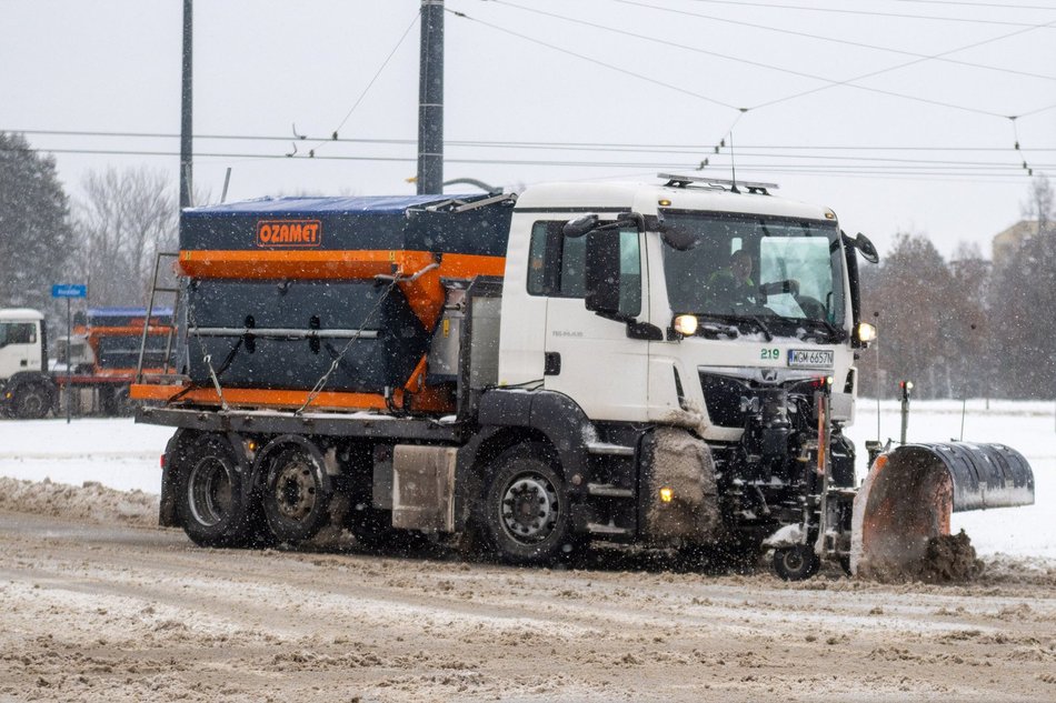 Zima w Łodzi nie odpuszcza. Drogowcy pracowali w nocy, by zapobiec gołoledzi!