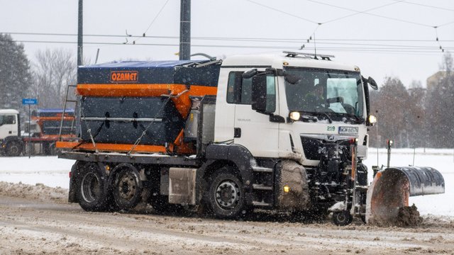 Zima w Łodzi nie odpuszcza. Drogowcy pracowali całą noc i poranek, aby zapobiec gołoledzi!